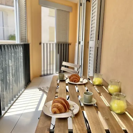 Apartment Vieil Beachside Apartment: Brand New With Parking