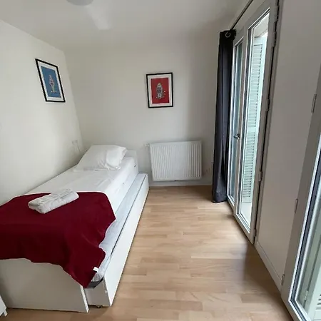 Apartment Vieil Beachside Apartment: Brand New With Parking