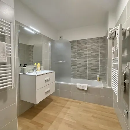 Vieil Beachside Apartment: Brand New With Parking Apartment *