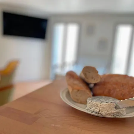 Vieil Beachside Apartment: Brand New With Parking