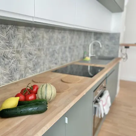 Vieil Beachside Apartment: Brand New With Parking *