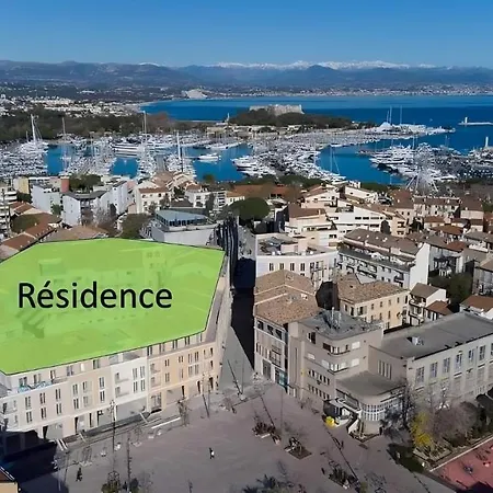 Vieil Beachside Apartment: Brand New With Parking