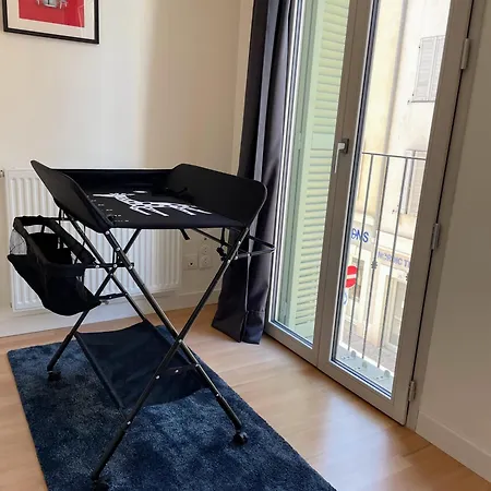 Vieil Beachside Apartment: Brand New With Parking *