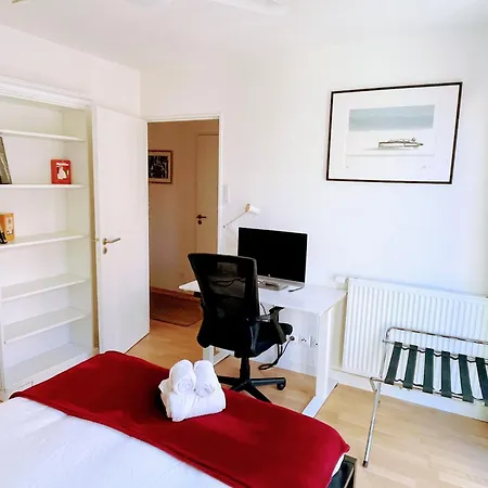 Vieil Beachside Apartment: Brand New With Parking